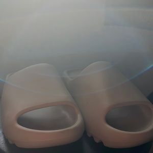 Yeezyyy Slidess// Brand new for the low